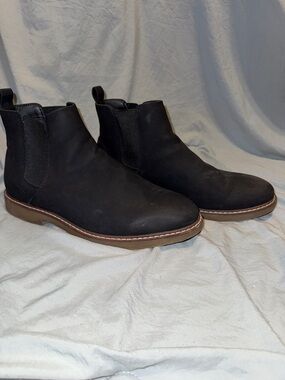 Men's Black Chukka Boots with Contrast Sole